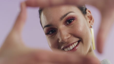 mujer posando con las manos enmarcando la cara