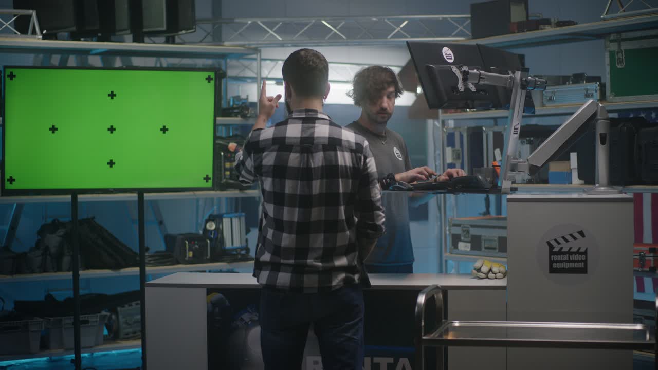 임대 상점에서 비디오 장비를 확인하는 고객