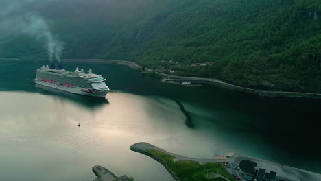 Riesiges-Kreuzfahrtschiff,-Das-Durch-Die-Norwegische-Flam-Fährt