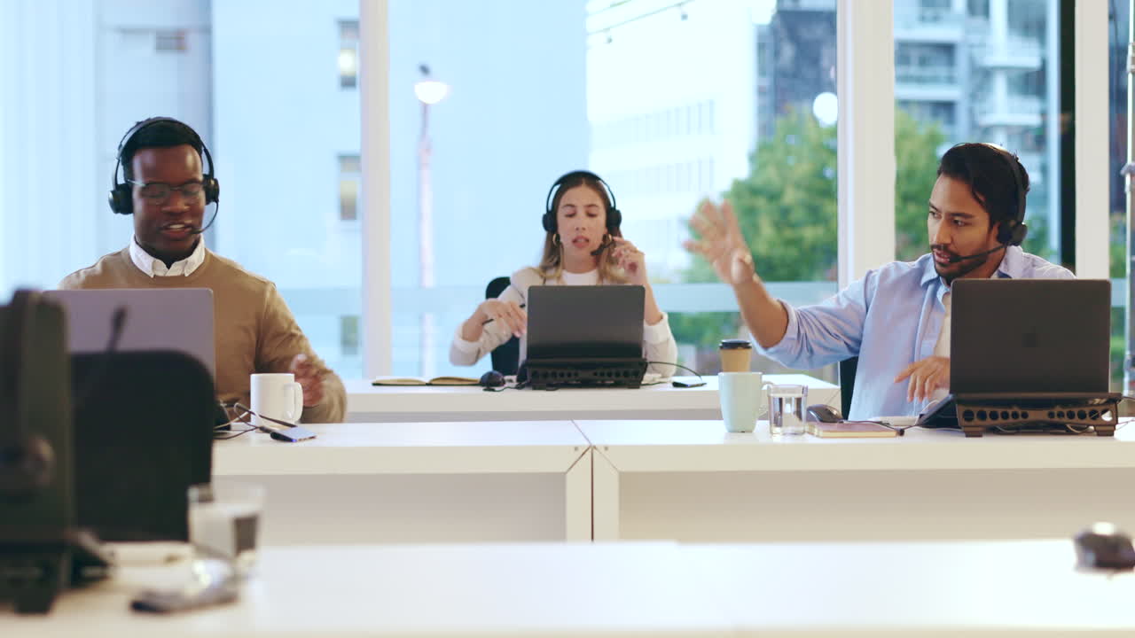 팀, 작업 및 헤드과 함께 콜 센터의 노트북