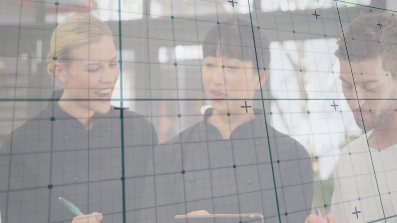 兩名團隊成員在設計面板上測量，第三名成員則一邊進入一邊在平板電腦上標註，規劃下一步。