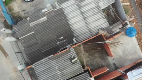 una toma de una favela donde solo el techo de las casas residenciales ha sido capturado por un dron