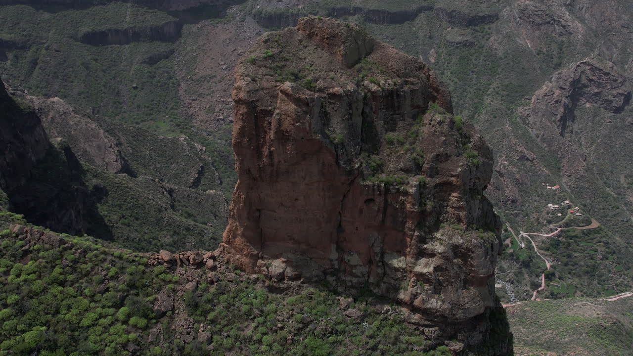 bonita toma aerea en alzado a la cima de roque palmes