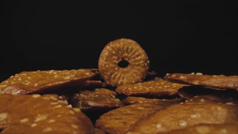 pequeños montones de patatas fritas pretzel