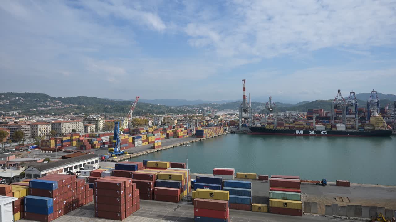 Time-lapse af containere, skibskraner og lastbiler i en fragtterminal.
