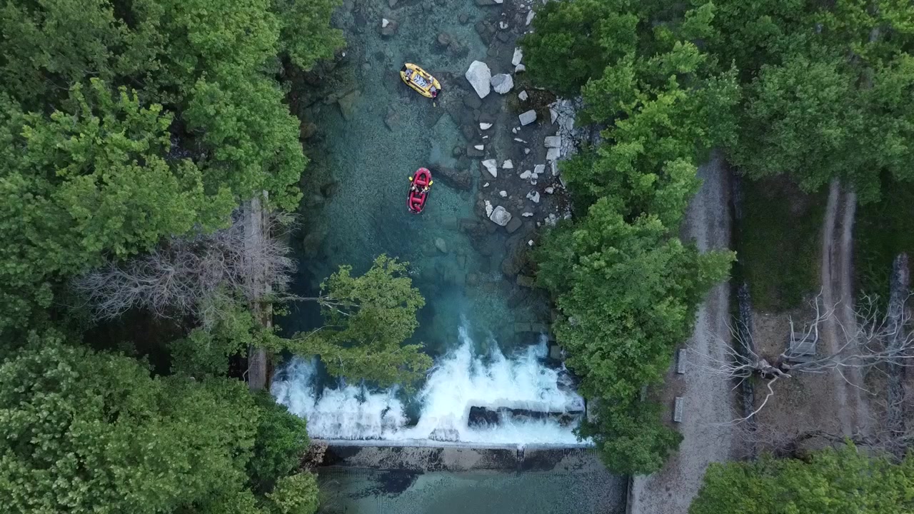 Filmato cinematografico con drone di due gommoni da rafting che navigano il fiume Voidomatis.