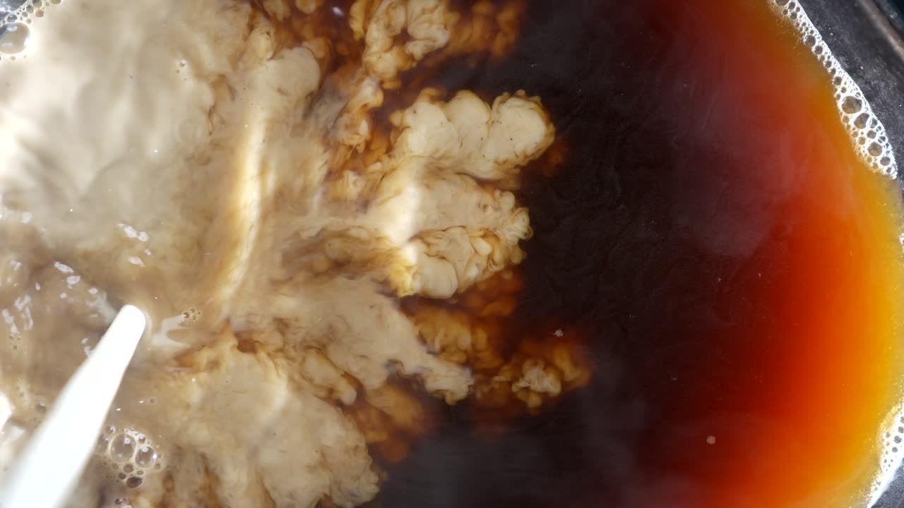 vertiendo leche en el efecto del café