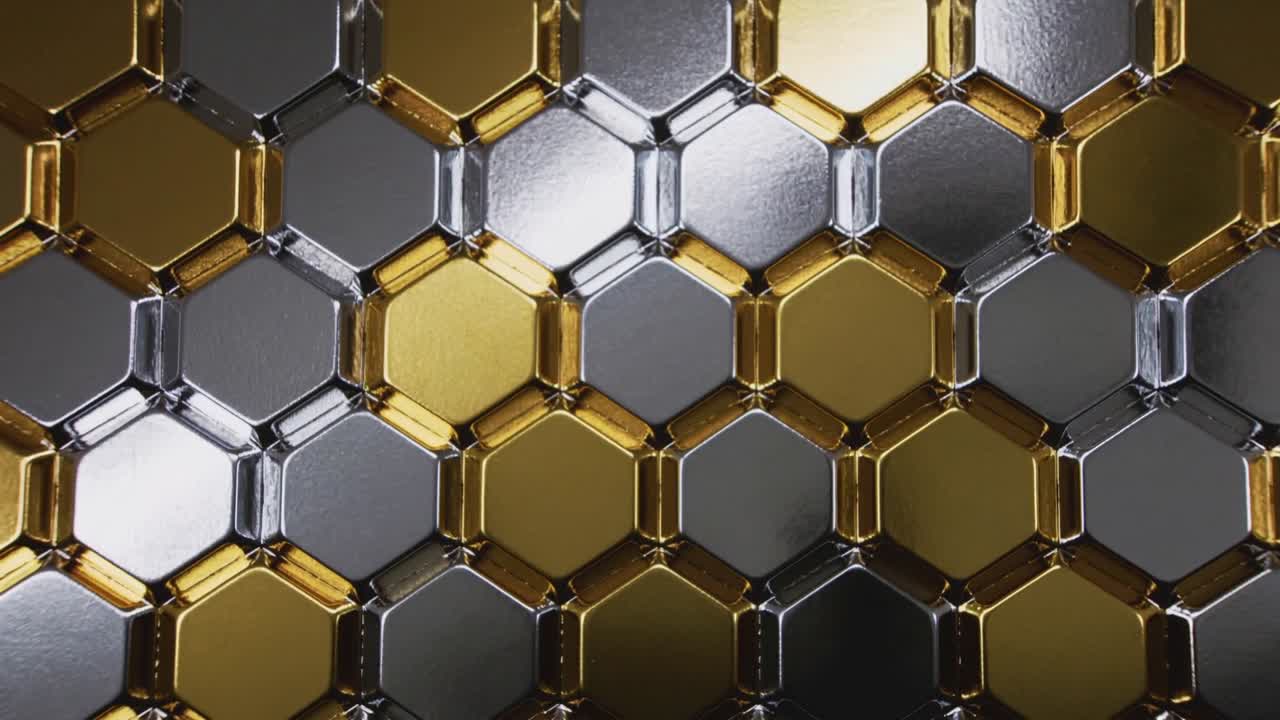Painel de favo de mel em movimento mostrando reflexos deslizantes sob as luzes do estúdio, com telhas hexagonais douradas e prateadas.