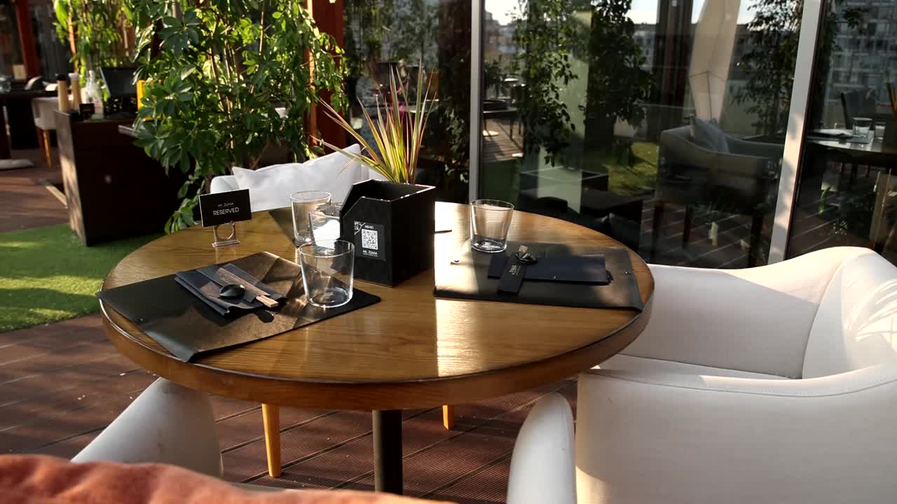 현대적인 야외 레스토랑 테이블 설정