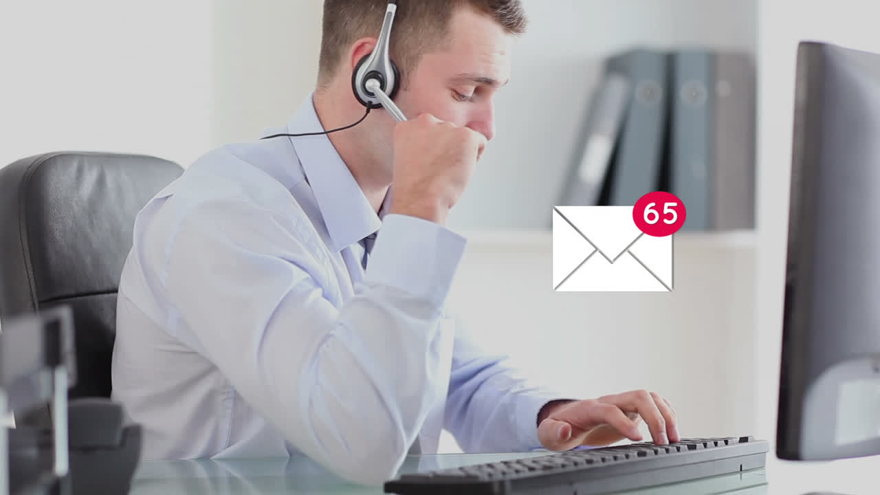 Animación de un icono de redes sociales y números cambiando sobre un empresario con auriculares telefónicos.