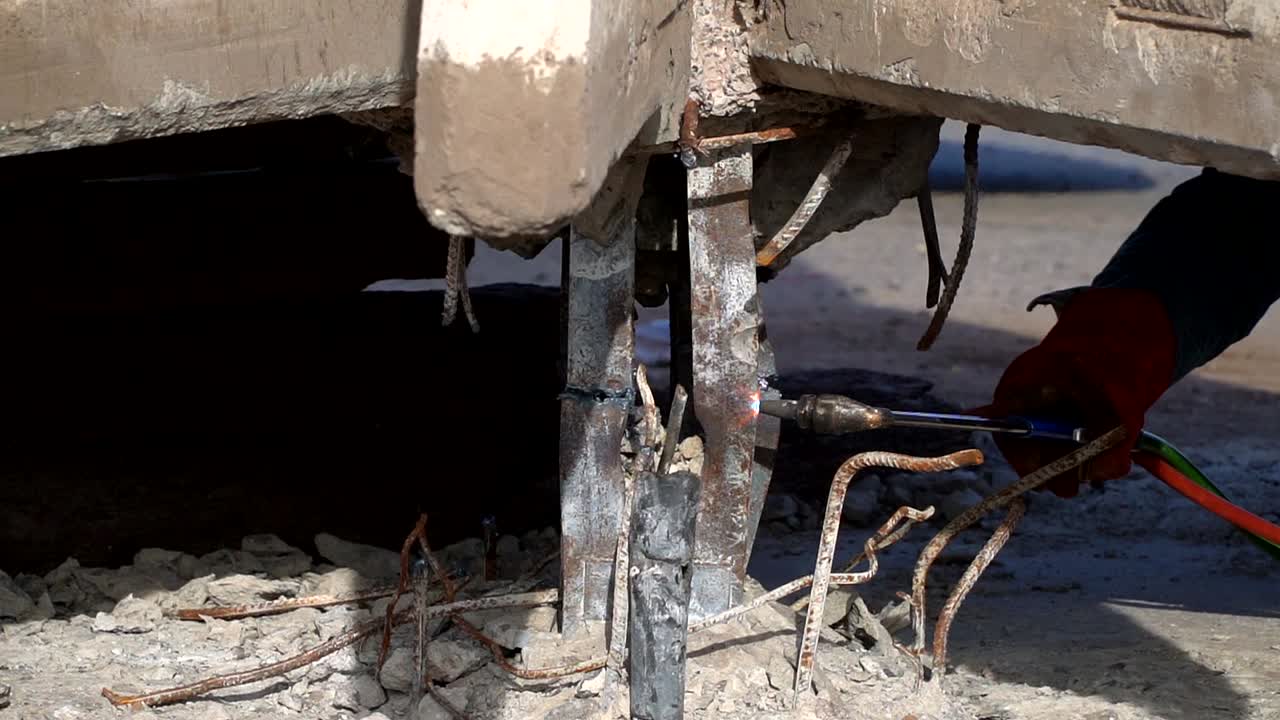 강철-4 조각을 절단하는 용접기에 의해 생성된 스파크의 핸드헬드 슬로우 모션 닫기 보기