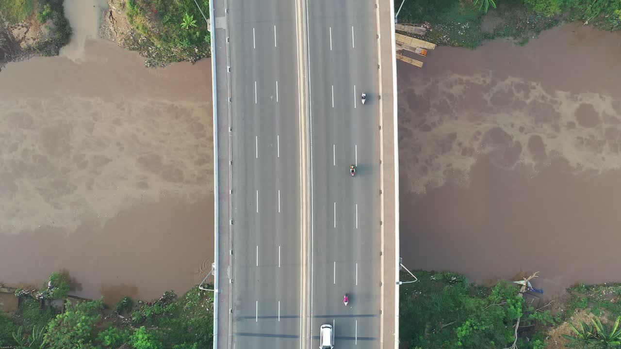 교통이 있는 강을 가로지르는 다리