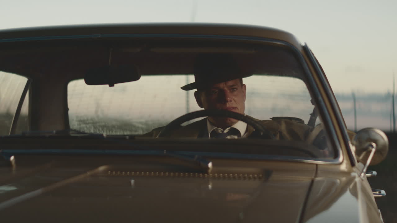 Ein Mann fährt ein Vintage-Auto