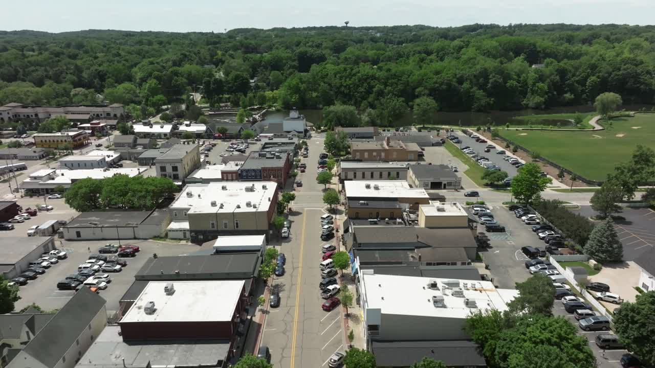 centro de rockford, michigan con video de avión no tripulado moviéndose en baja