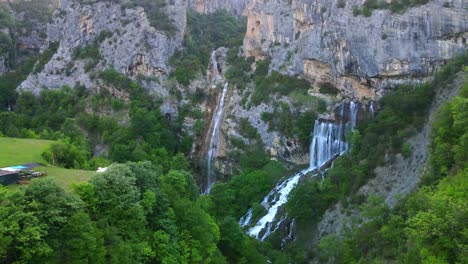 vista aérea de drones ujevara e sotires cascadas salvajes en el cañón de nivica con acantilados de karst gorge con piscina