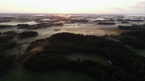 Flug-über-Sonnenuntergangsnebel-In-Goldener-Stunde-Nach-Regen