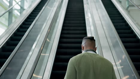 Escalera-Mecánica,-Caminar-Y-Espalda-De-Un-Hombre-De-Negocios