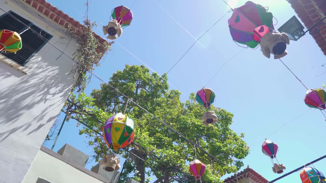 화려 한 도시 골목 에 있는 다채로운 열기 풍선 장식