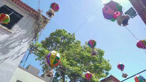 coloridas decoraciones de globos de aire caliente en un pintoresco callejón de la ciudad