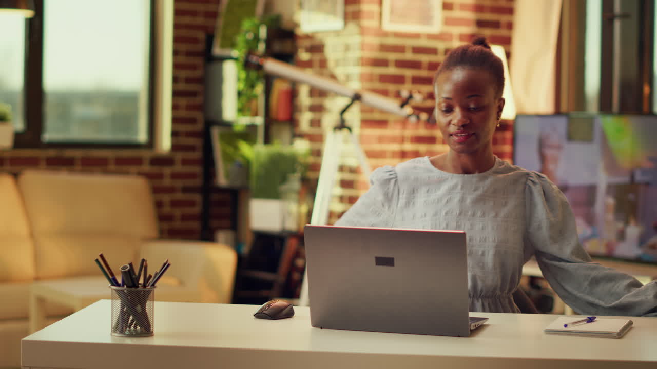 la chica afroamericana comienza el día en casa.