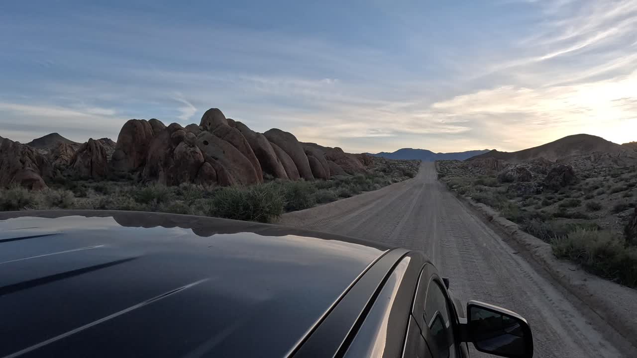 conduciendo a través del terreno accidentado en alabama hills, california en cámara lenta
