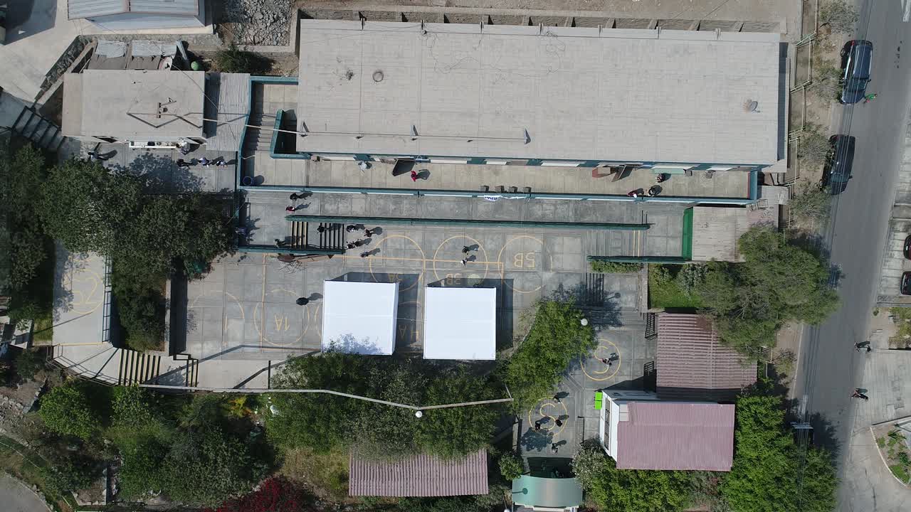 video aéreo hecho con avión no tripulado de un lugar de elecciones para la presidencia y el congreso en perú