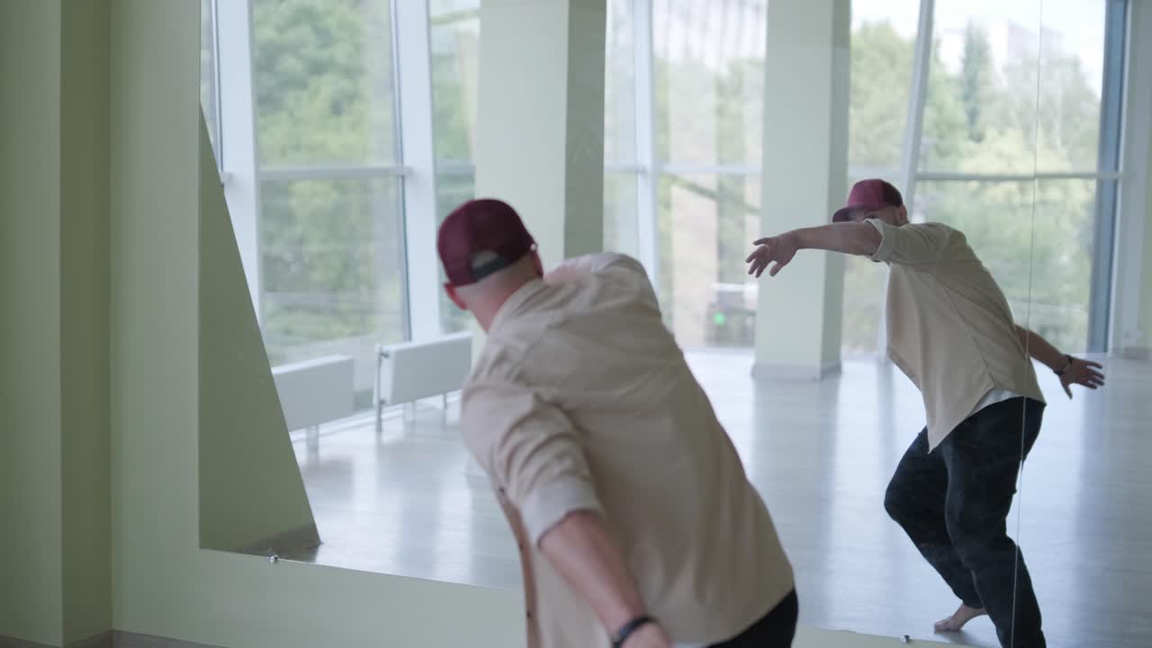 스타일리시한 젊은 남성 댄스 브레이크 댄스 및 안무. 공연, 움직임, 스타일 및 패션 개념