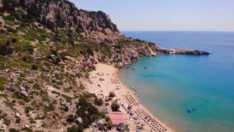 vista panorámica de la playa de tsambika con cabañas en grecia