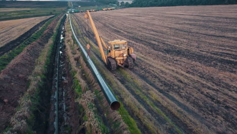 construcción de oleoductos en un campo