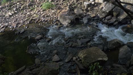 Flujo-Descendente-De-Cascadas-De-Cristal-Desde-El-Valle-De-Redlynch,-Al-Oeste-De-Cairns,-Qld-Australia