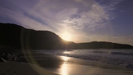 Foto-De-La-Hora-Dorada-Mirando-El-Sol,-Con-Las-Olas-Y-El-Promontorio-Alrededor-De-La-Playa-De-Dalmore-Cerca-De-Carloway