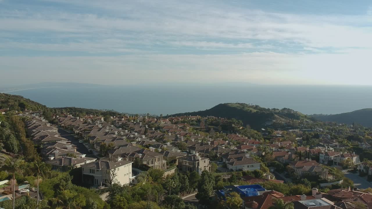 Vista aerea con drone a mezzogiorno e movimento orizzontale dalla città giardino di Malibu, California