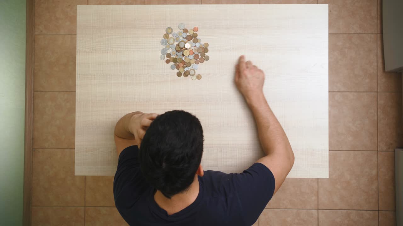 사람은 집에 앉아서 마지막으로 돈을 계산합니다. 개념 빈곤과 경제 위기