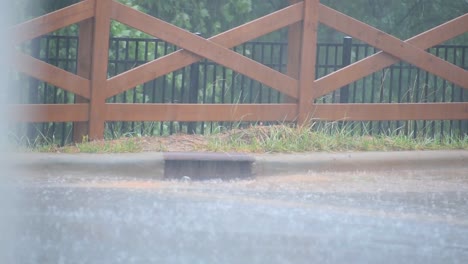 大量水流入暴雨排水道