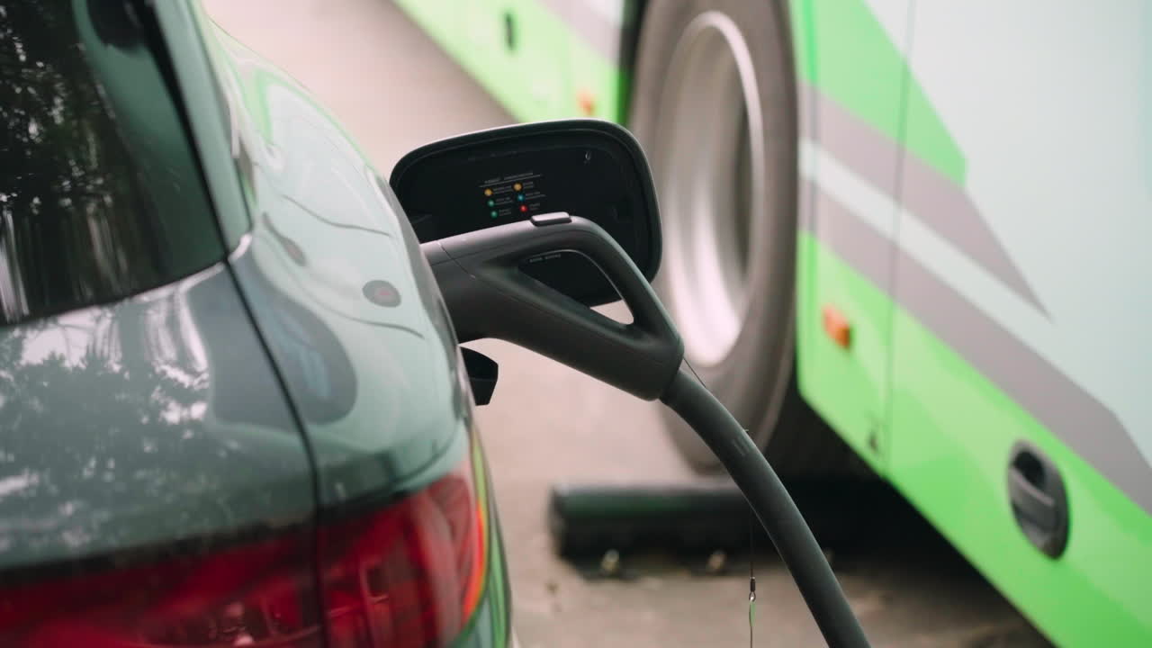 Shenzhen, Çin'de BYD elektrikli arabaya bağlı yüksek güçlü hızlı şarj kablosu. Temiz toplu taşımayı ve sürdürülebilir şehir içi ulaşımı destekleyen EV şarj altyapısının yakın çekimi
