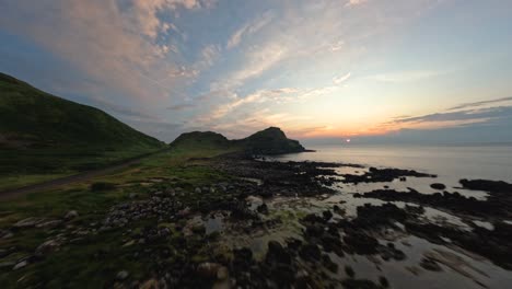 Impresionante-Disparo-De-Drones-FPV-4k-Durante-La-Puesta-De-Sol-En-La-Calzada-De-Los-Gigantes---Irlanda-Del-Norte