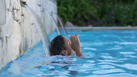 Mujer-Relajándose-En-La-Piscina