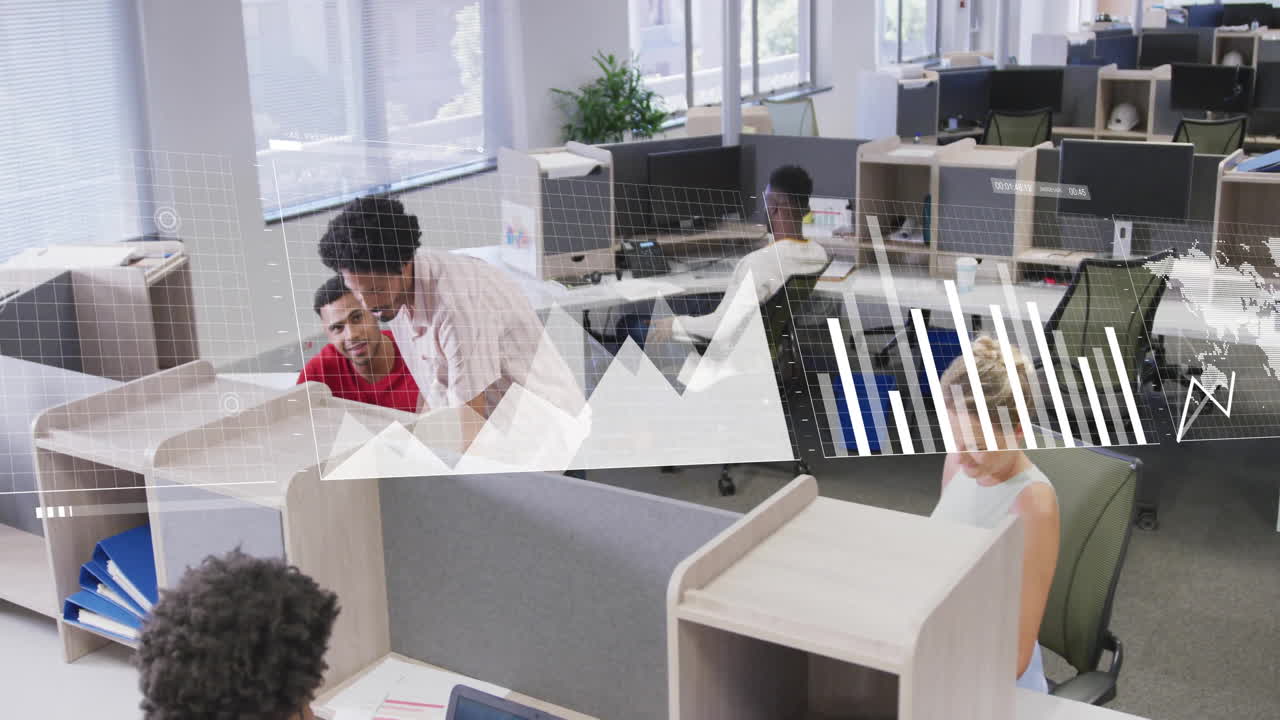 사무실에서 다양한 사업가들에 대한 금융 데이터 처리의 활성화