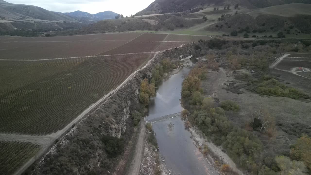 vista aerea del fiume arroyo seco che scorre lungo un vigneto nella valle di salinas, greenfield, california, che mostra il paesaggio agricolo e la bellezza naturale della regione.
