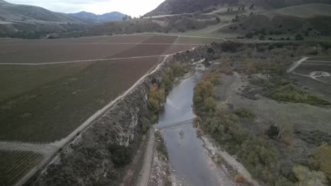vista aérea del río arroyo seco que fluye a lo largo de un viñedo en el valle de salinas, greenfield, california, mostrando el paisaje agrícola y la belleza natural de la región.