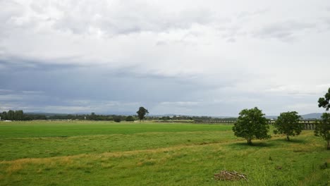 Blick-über-Die-Überschwemmungsebene-Und-Die-Orbost-Trestle-Bridge,-In-Der-Nähe-Von-Orbost,-Gippsland,-Victoria,-Australien,-Dezember-2020