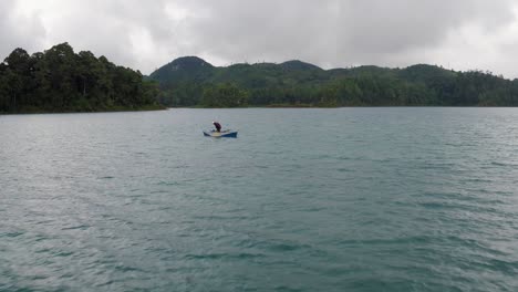 Luftaufnahme-Eines-Lokalen-Fischers-In-Einem-Kleinen-Boot-Im-Montebello-See,-Chiapas