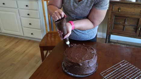 decorating a cake with an icing bag and