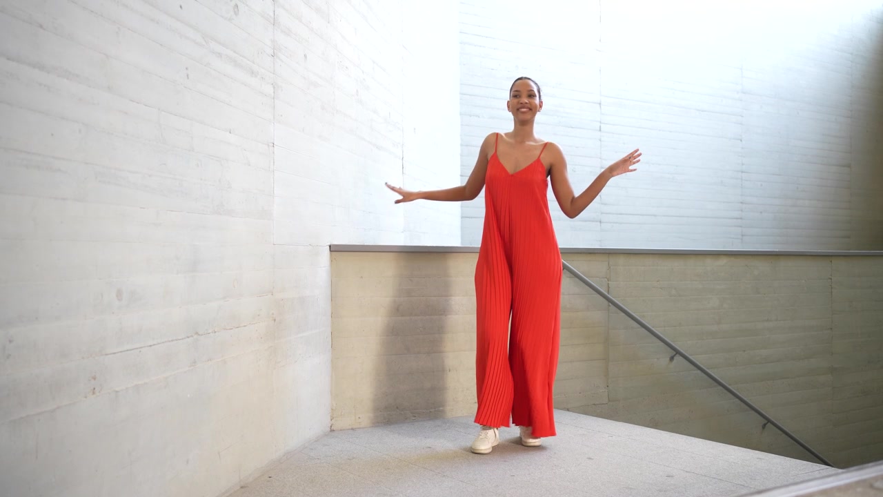 Un'elegante sfilata di moda che incarna l'architettura moderna e le sensibilità del design artistico.