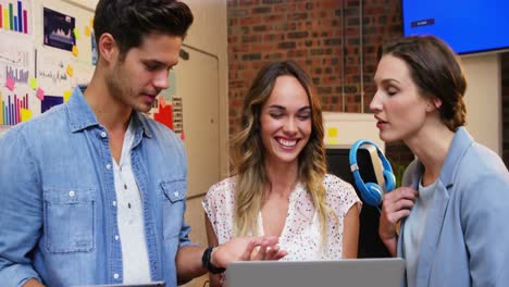 Gruppe-Von-Führungskräften,-Die-über-Einen-Laptop-Interagieren