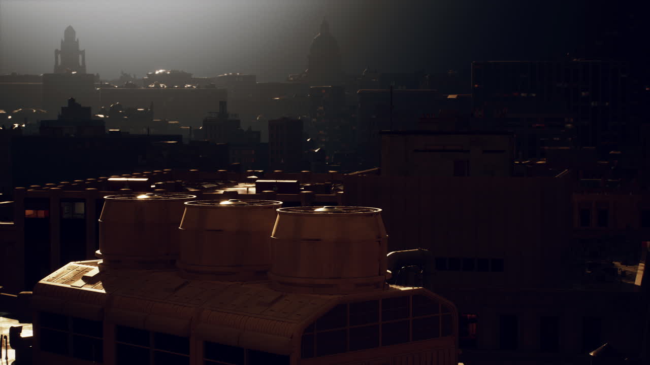 폭풍우 가 있는 가을 에 회색 구름 이 있는 도시 의 스카이라인