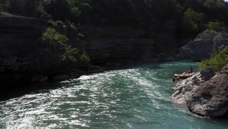 El-Arroyo-Fluye-Hacia-Abajo-A-Través-Del-Valle-Rocoso-Durante-El-Día-De-Verano.