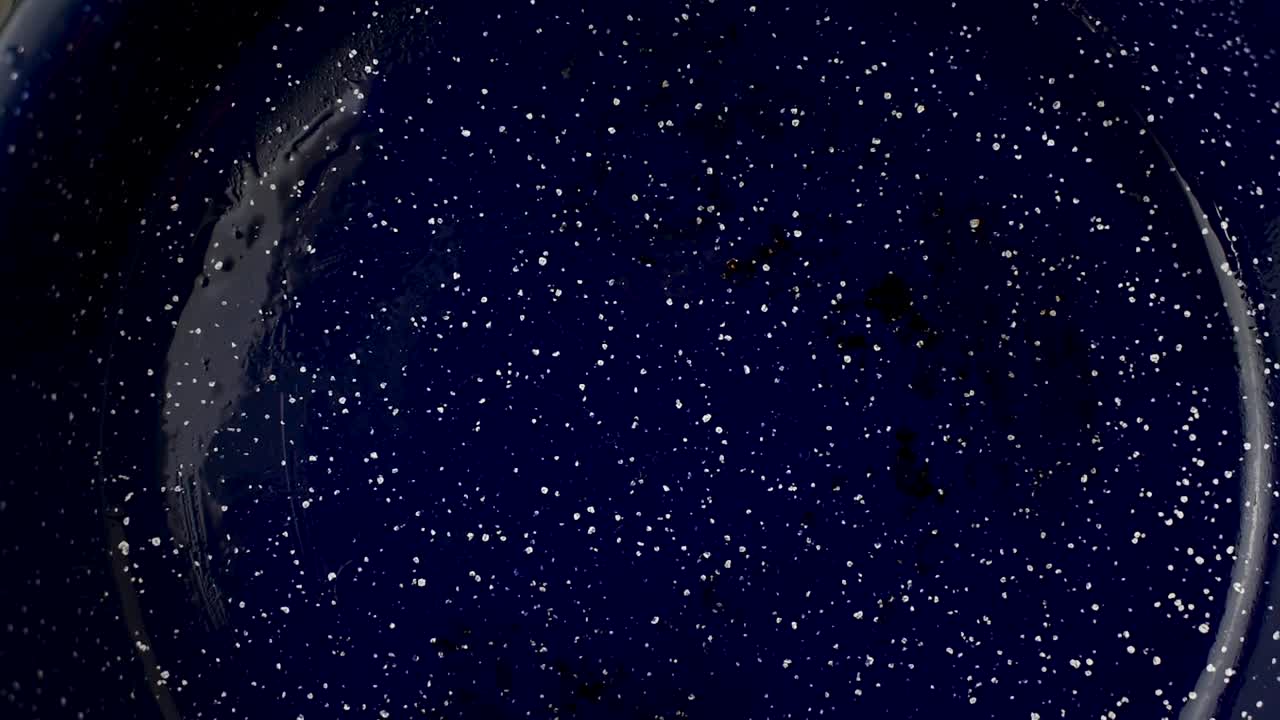 dos huevos con hermosas yemas de huevo añadidos a la sartén caliente vista superior