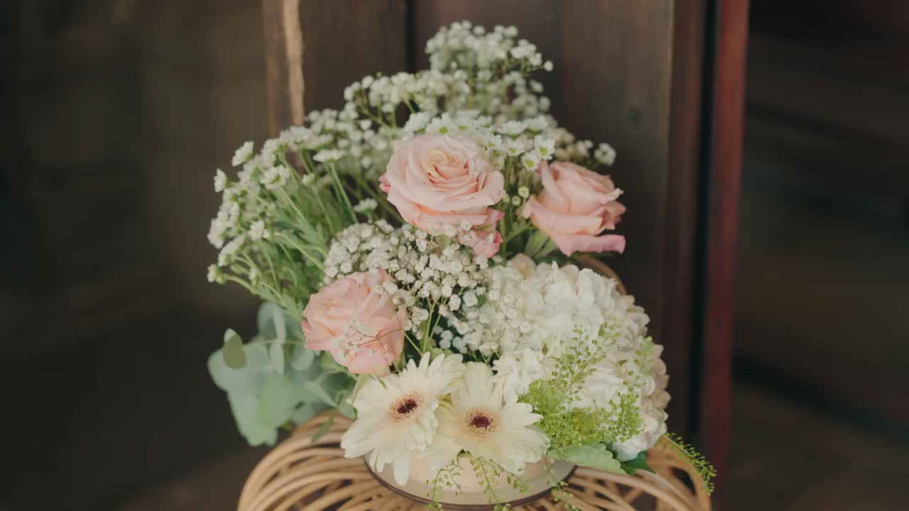 Primo piano di composizione floreale nuziale con rose e gypsophila