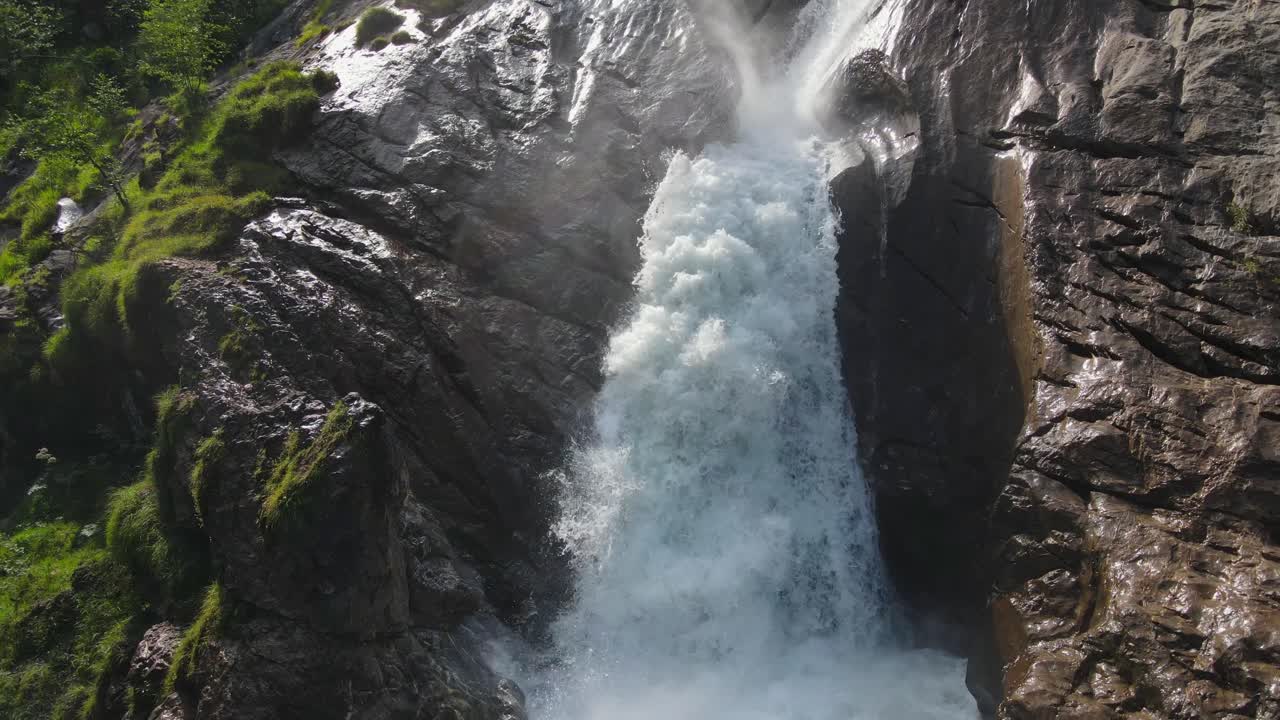 vuelo cinematográfico en una cascada en los alpes